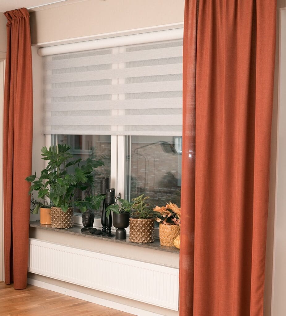 Solskyddsgardiner i ett hem