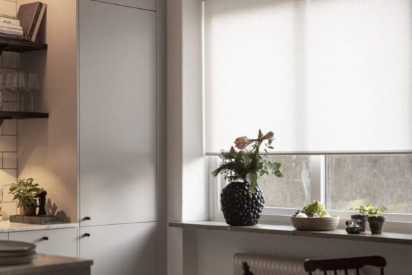 Rullgardin för effektivt solskydd i fönster